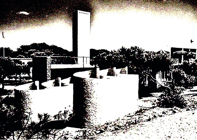 Projectades per Ramón Tort Estrada i construïdes a l'establiment de «Baños Capri» a «la Pineda de Gavà» (d'una postal dels anys 60)